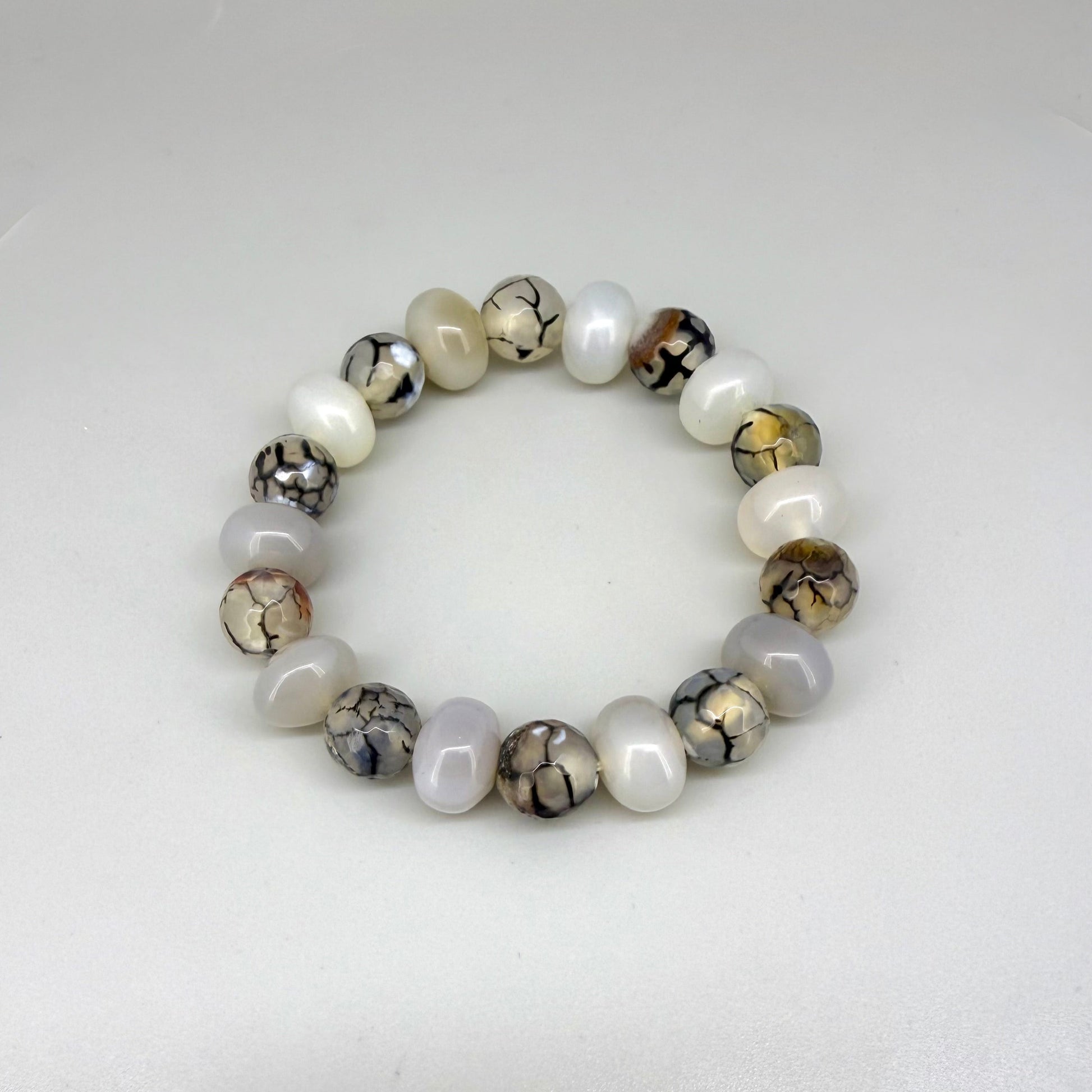 Dragon vein agate and agate beaded bracelet, 17cm, grey and white gemstone beads with vein-like patterns and metal accents on elastic stretch band.