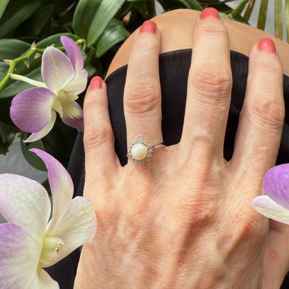 14k white gold ring with cultured pearl and 15 diamonds, elegant classic design, size 50.