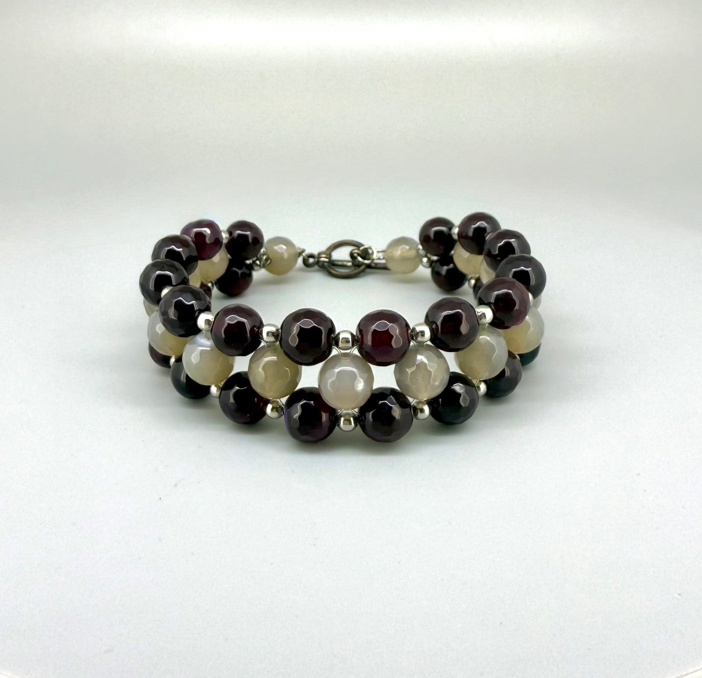 Three-row agate beaded bracelet, 20cm, with deep violet-red outer rows and lighter agate center beads on elastic stretch band.