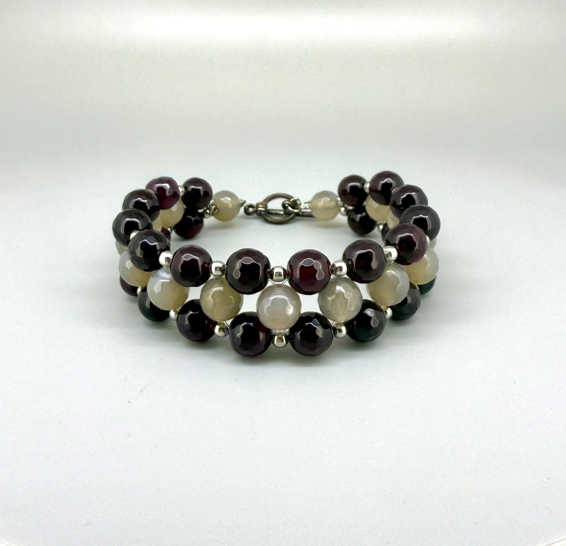 Three-row agate beaded bracelet, 20cm, with deep violet-red outer rows and lighter agate center beads on elastic stretch band.
