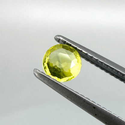 0.18 ct natural yellow sapphire from Bangkaja, round cut.