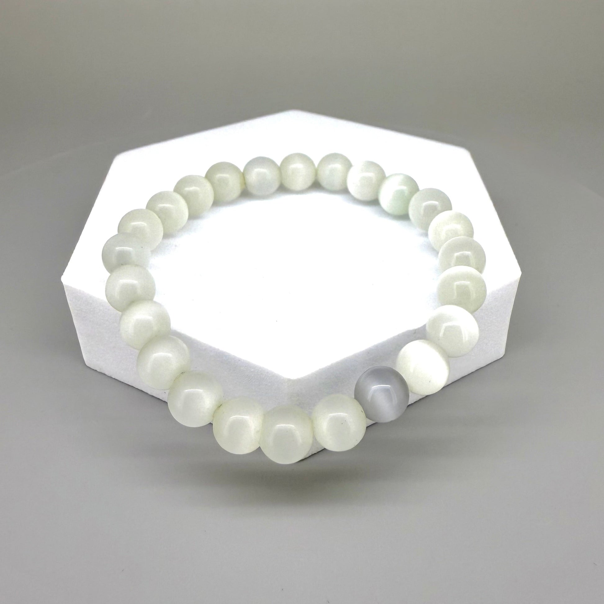 White and grey cat’s eye beaded bracelet, 18cm, shimmering gemstone beads on elastic stretch band.