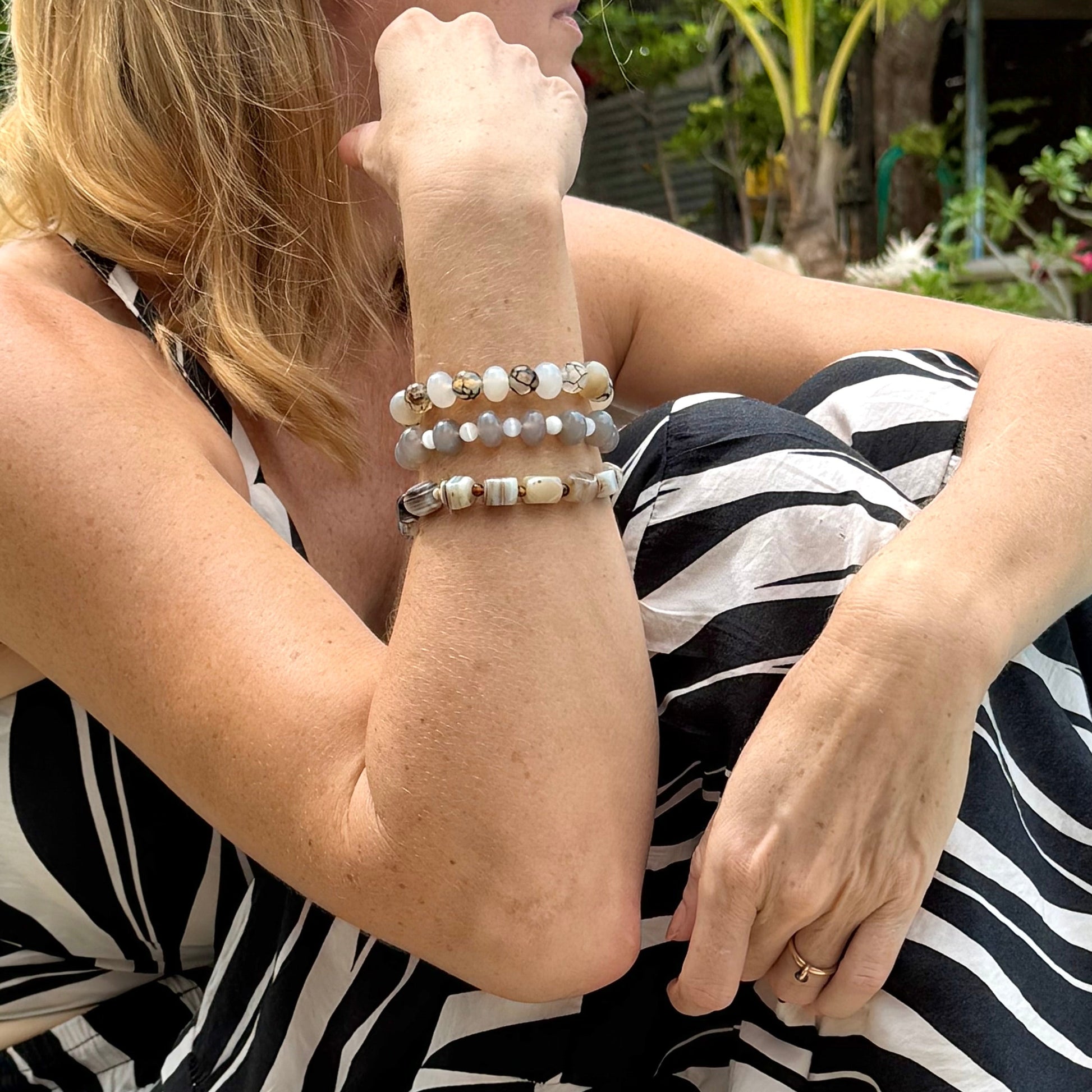 Agate beaded bracelet, 19cm, polished irregular beads in beige, brown, and black tones on elastic stretch band.