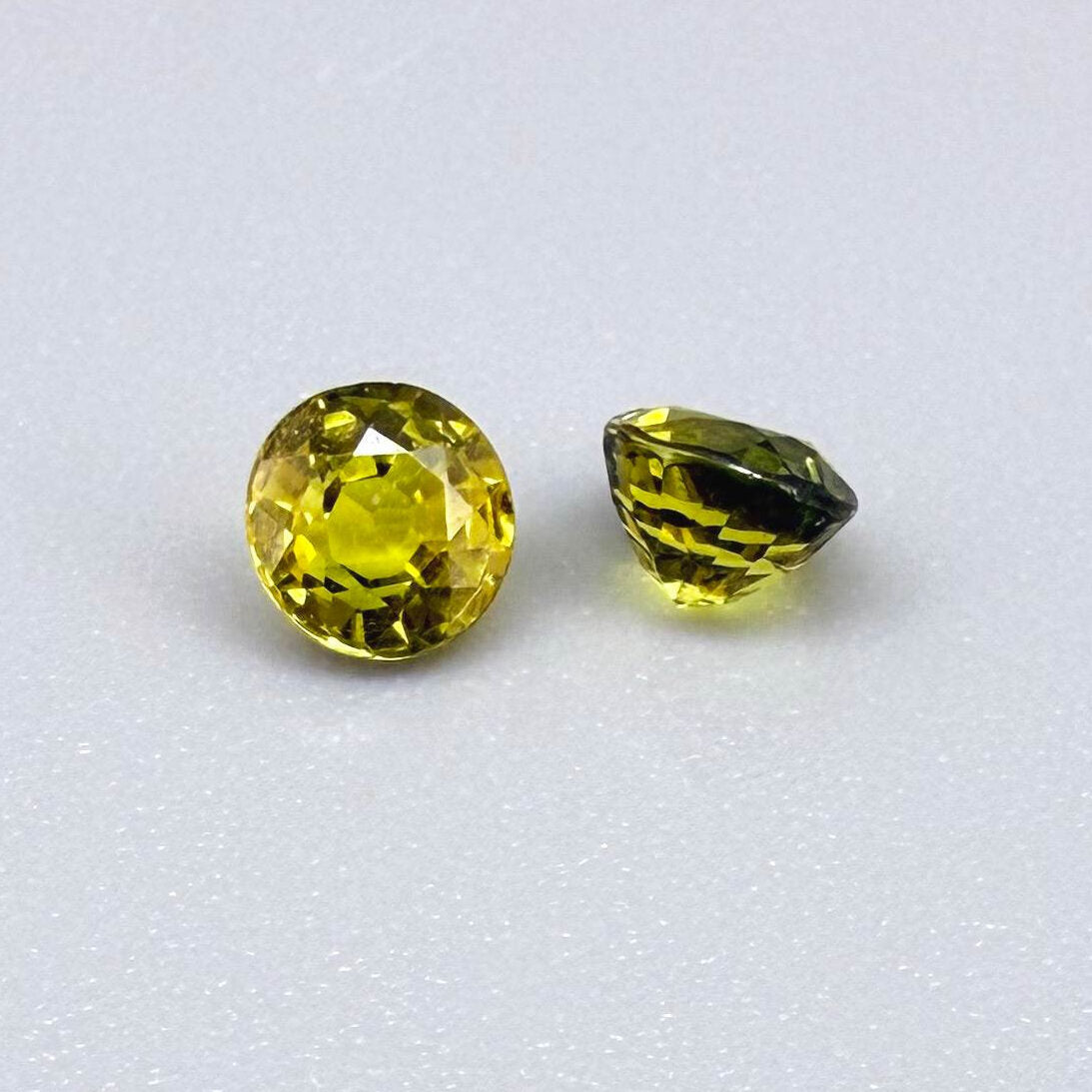 0.96 ct natural yellow sapphire set from Bangkaja, round cut stones.