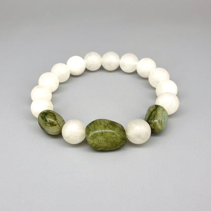 White jade beaded bracelet, 17cm, natural white gemstone beads with three larger oval emerald accents on elastic stretch band.
