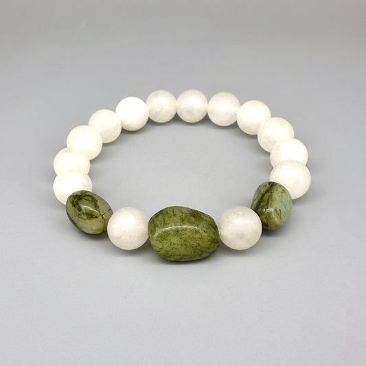 White jade beaded bracelet, 17cm, natural white gemstone beads with three larger oval emerald accents on elastic stretch band.
