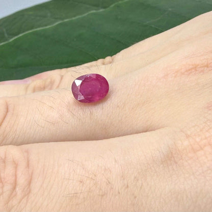 1.87 ct natural pink-red ruby from Mozambique, oval cut.
