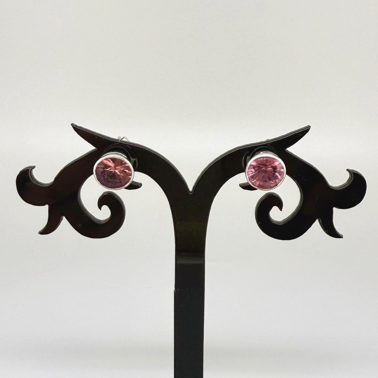 White gold stud earrings featuring round-cut zircons in a classic setting.