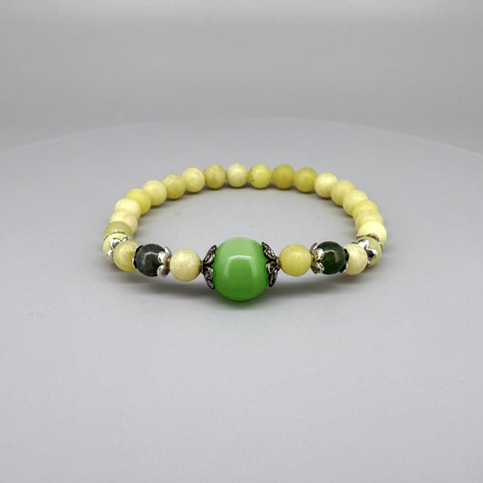 Yellow jade beaded bracelet, 18cm, with larger green jade focal bead on elastic stretch band.
