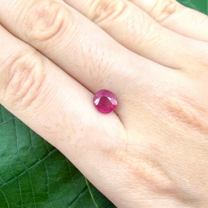 2 ct natural pink-red ruby from Mozambique, oval cut.