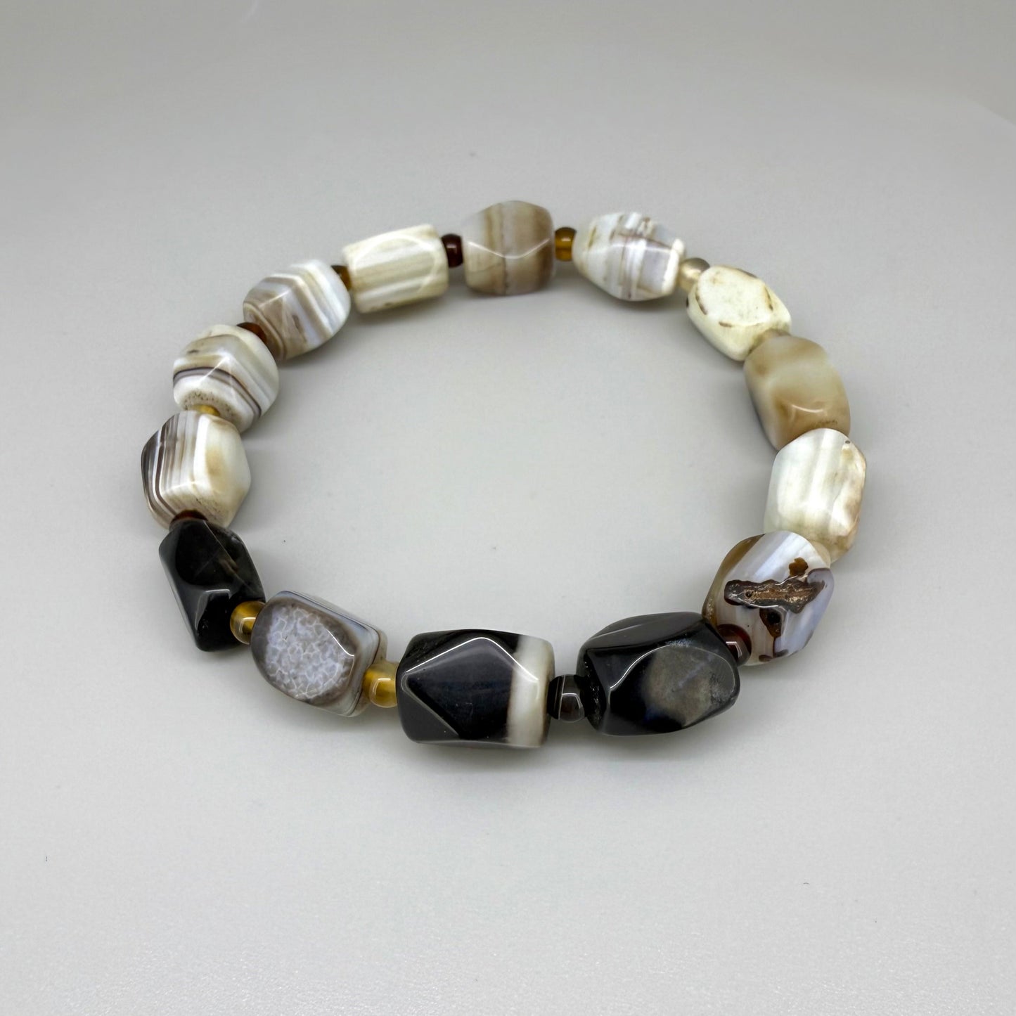 Agate beaded bracelet, 19cm, polished irregular beads in beige, brown, and black tones on elastic stretch band.