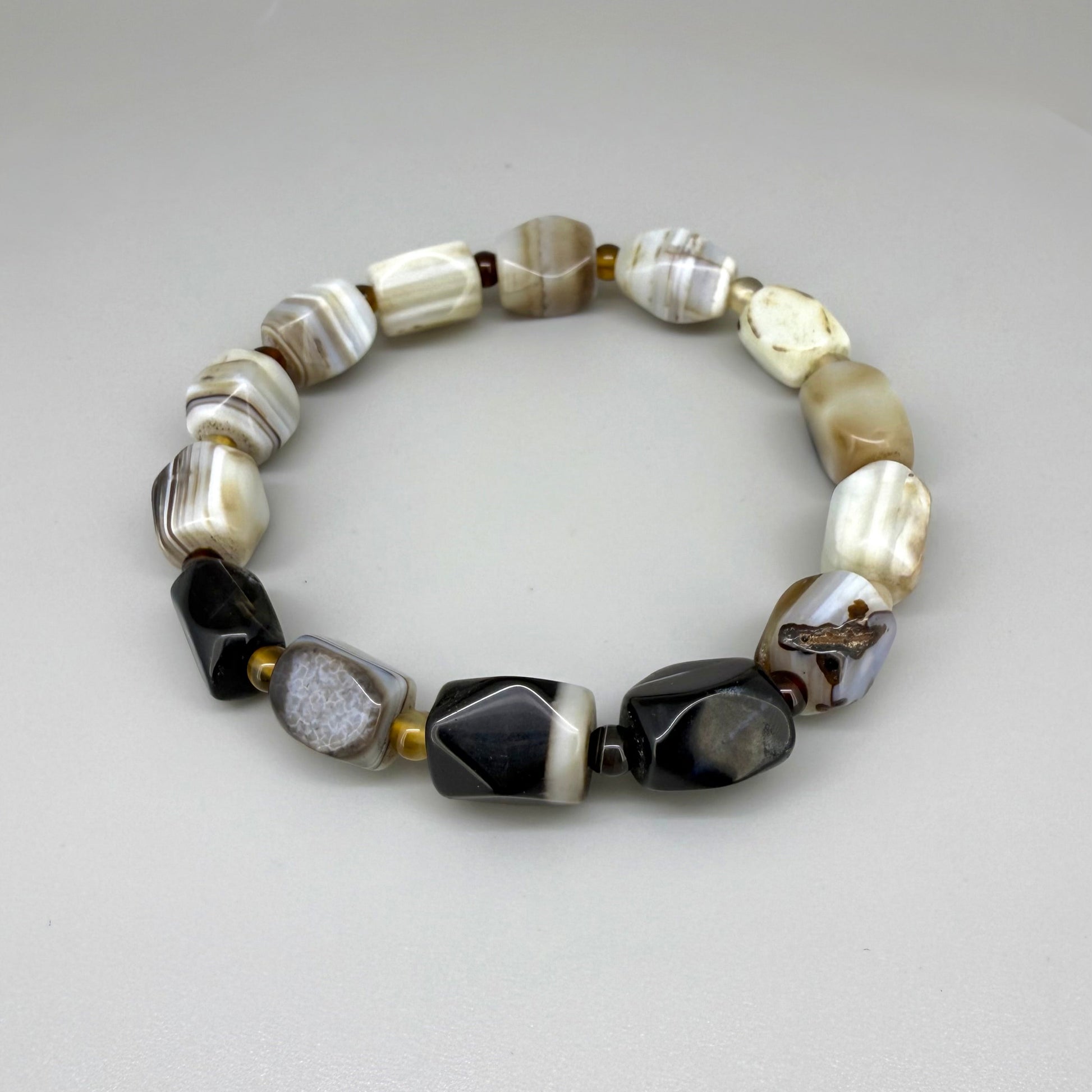 Agate beaded bracelet, 19cm, polished irregular beads in beige, brown, and black tones on elastic stretch band.