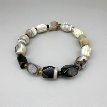 Agate beaded bracelet, 19cm, polished irregular beads in beige, brown, and black tones on elastic stretch band.