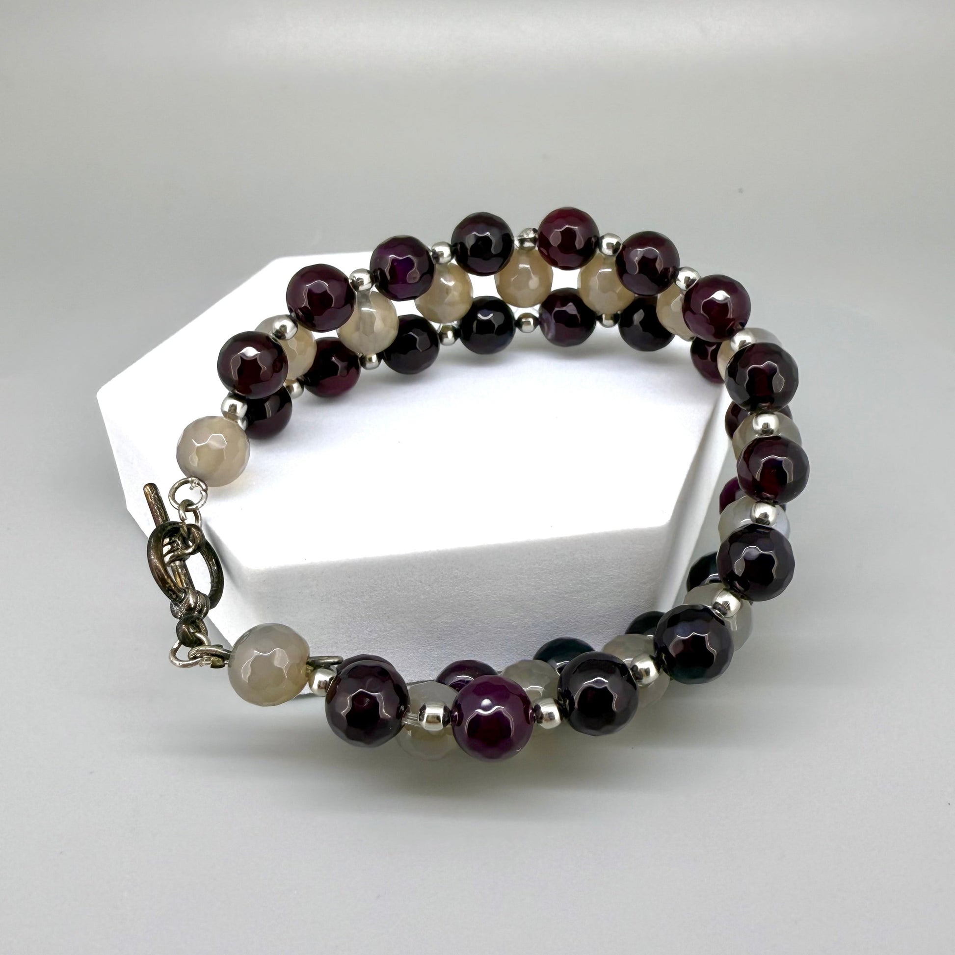 Three-row agate beaded bracelet, 20cm, with deep violet-red outer rows and lighter agate center beads on elastic stretch band.