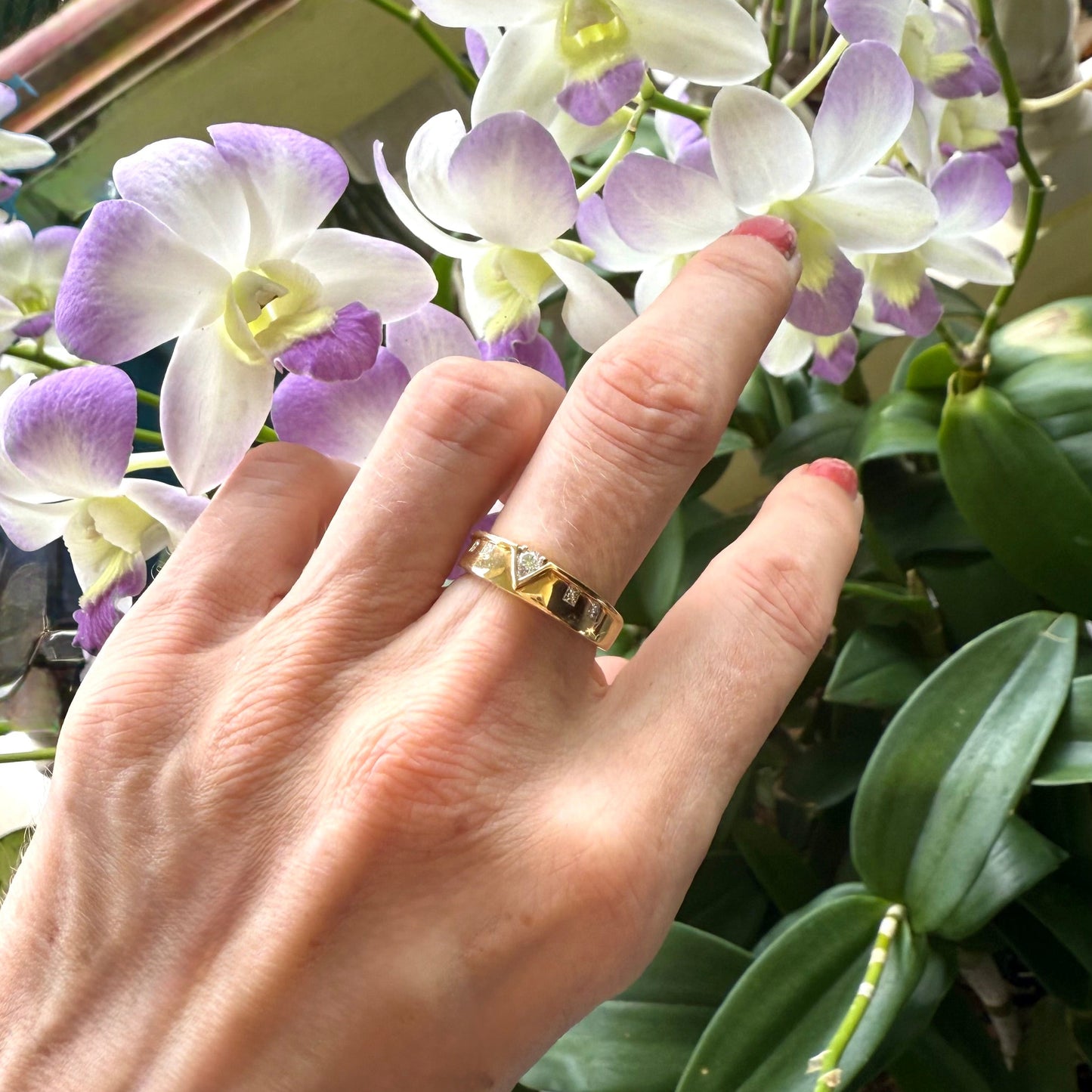 18k gold ring with 0.16 ct diamonds in a modern inset design, pre-loved, size 54.