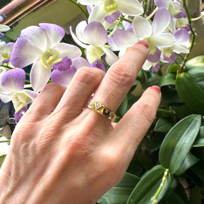 18k gold ring with 0.16 ct diamonds in a modern inset design, pre-loved, size 54.