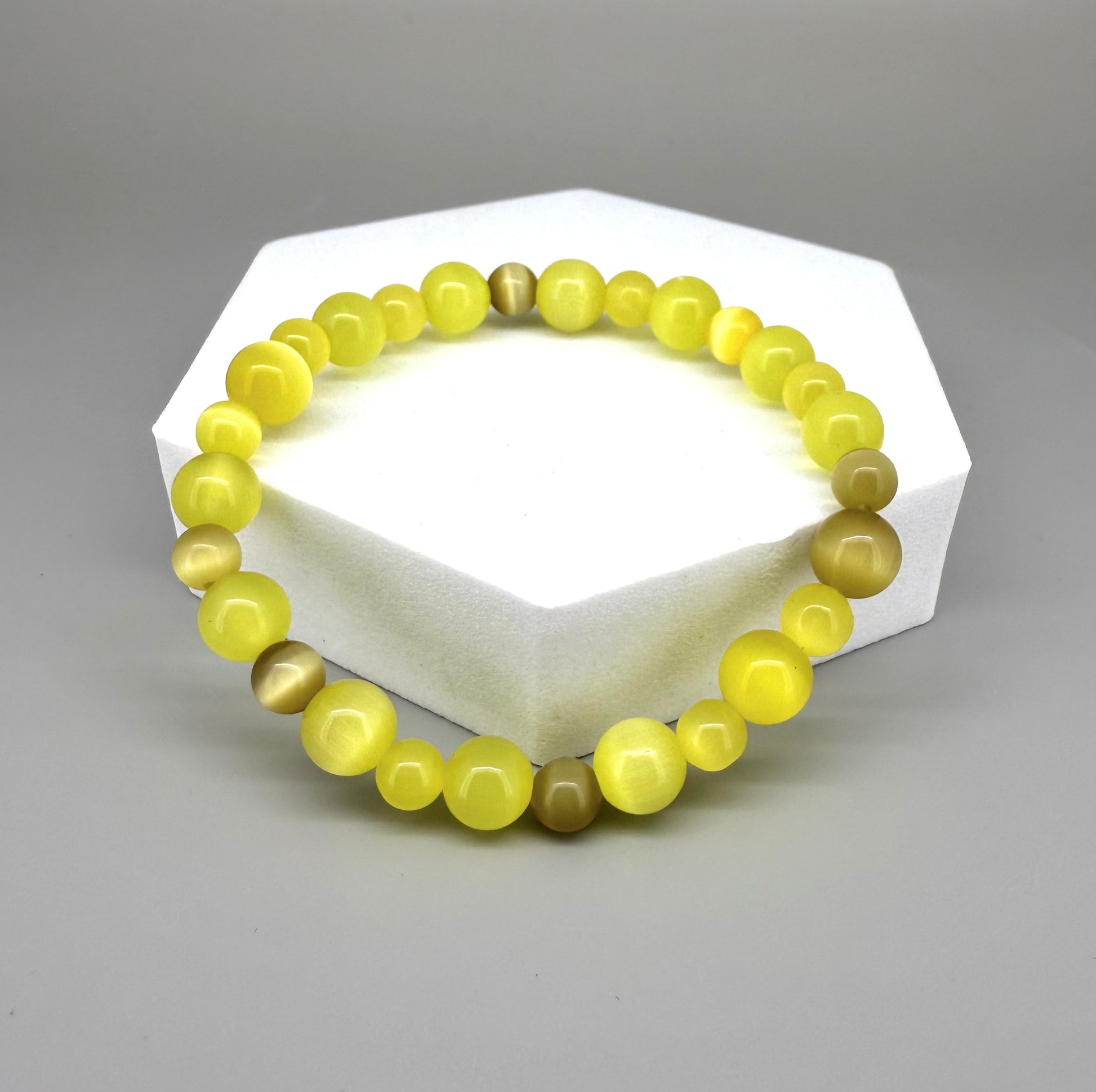 Yellow cat’s eye beaded bracelet, 18cm, shimmering yellow beads with brown accent stones on elastic stretch band.