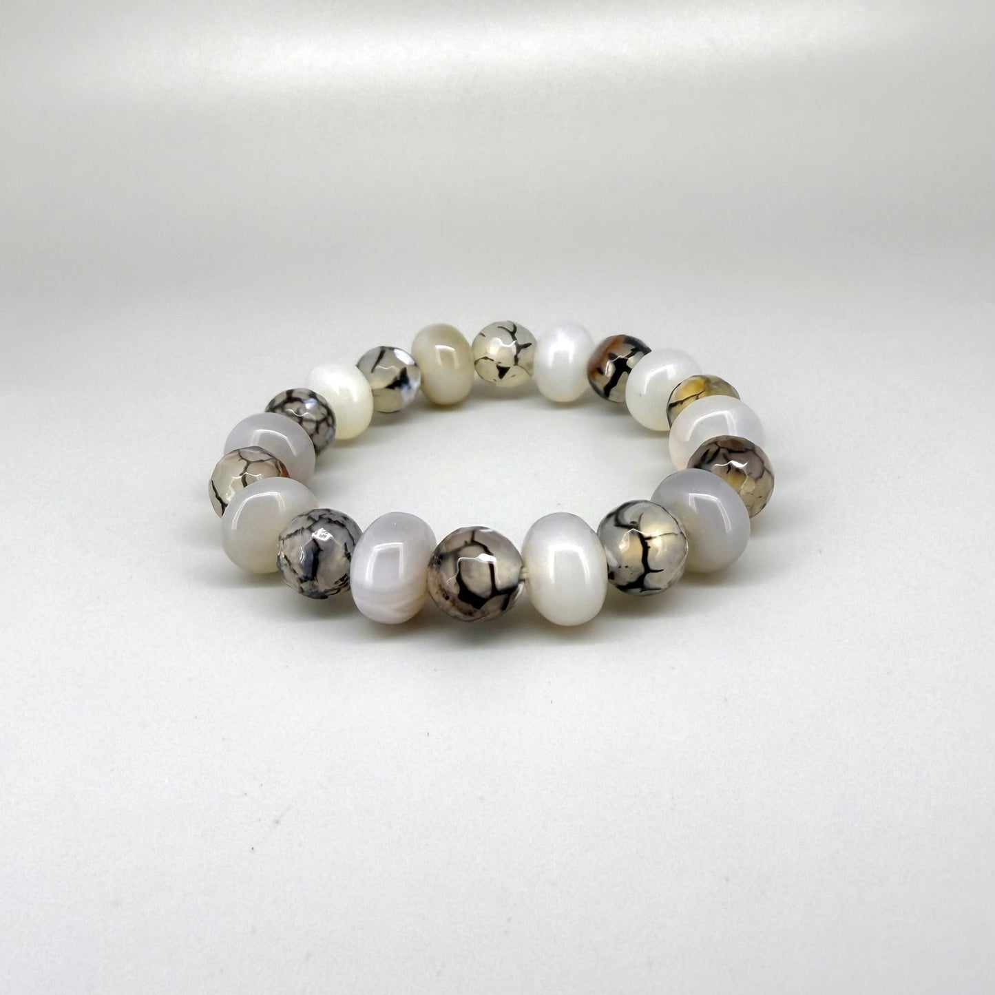Dragon vein agate and agate beaded bracelet, 17cm, grey and white gemstone beads with vein-like patterns and metal accents on elastic stretch band.