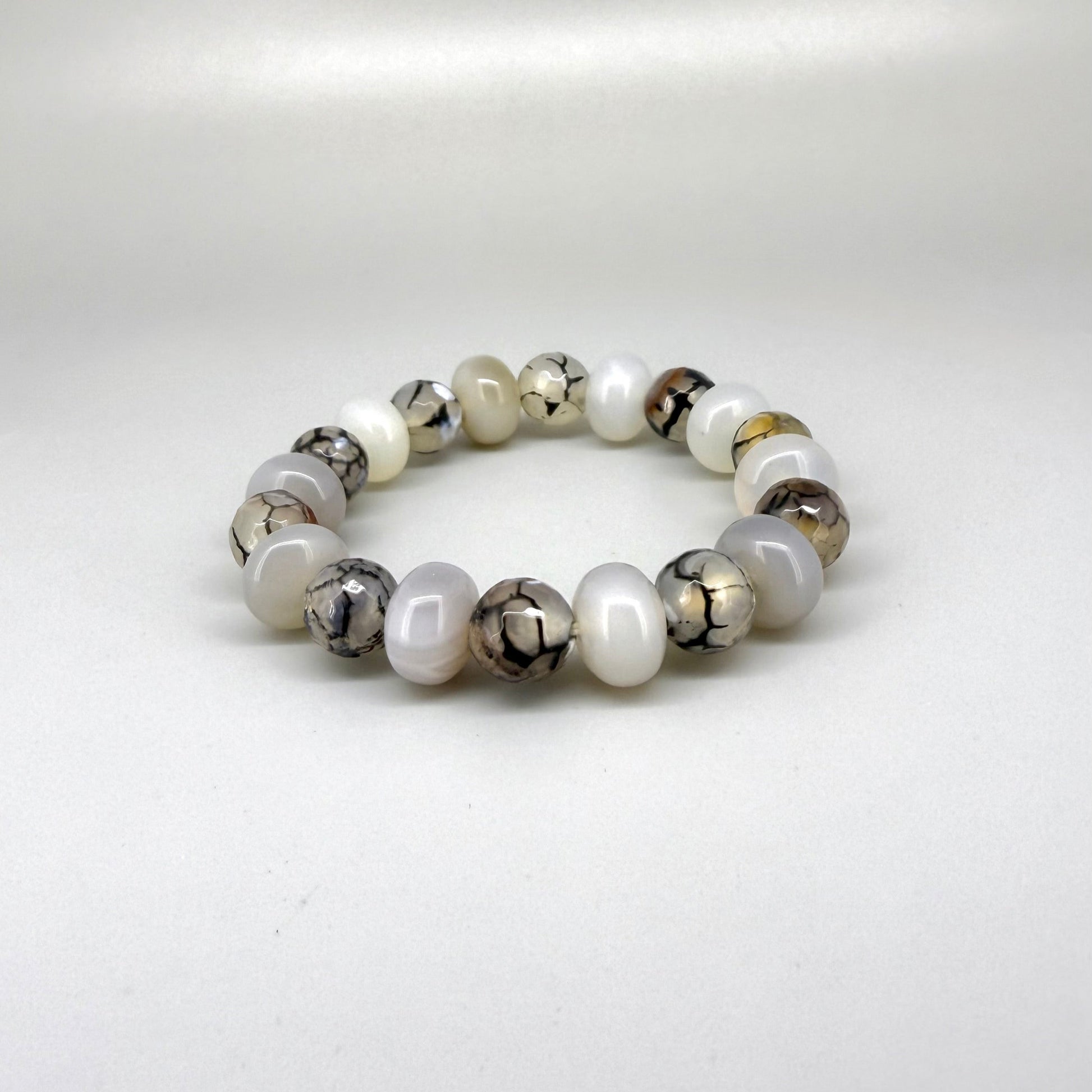 Dragon vein agate and agate beaded bracelet, 17cm, grey and white gemstone beads with vein-like patterns and metal accents on elastic stretch band.
