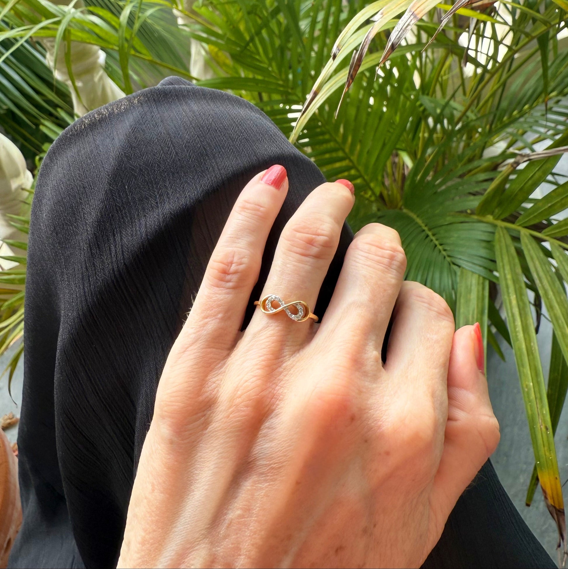 14k gold ring with 0.095ct natural diamonds in an elegant, minimalist design.