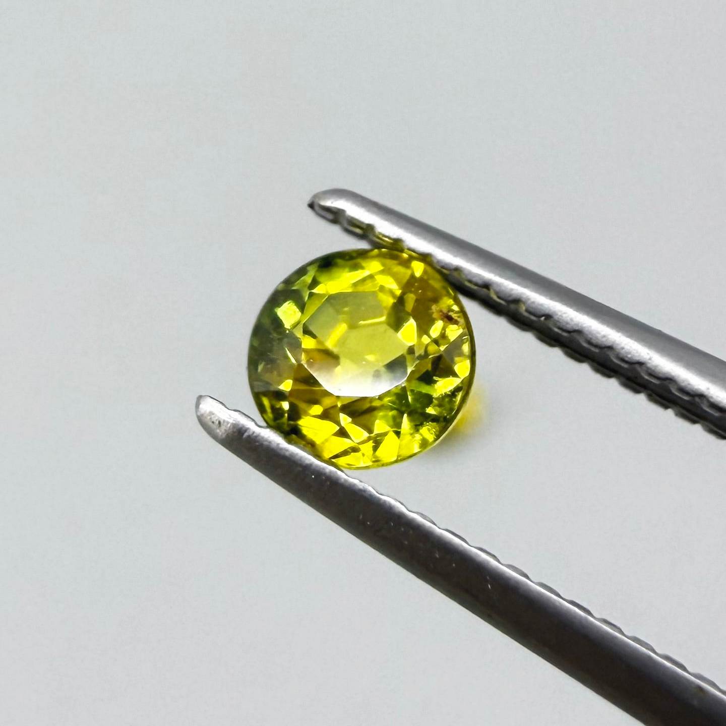 0.96 ct natural yellow sapphire set from Bangkaja, round cut stones.