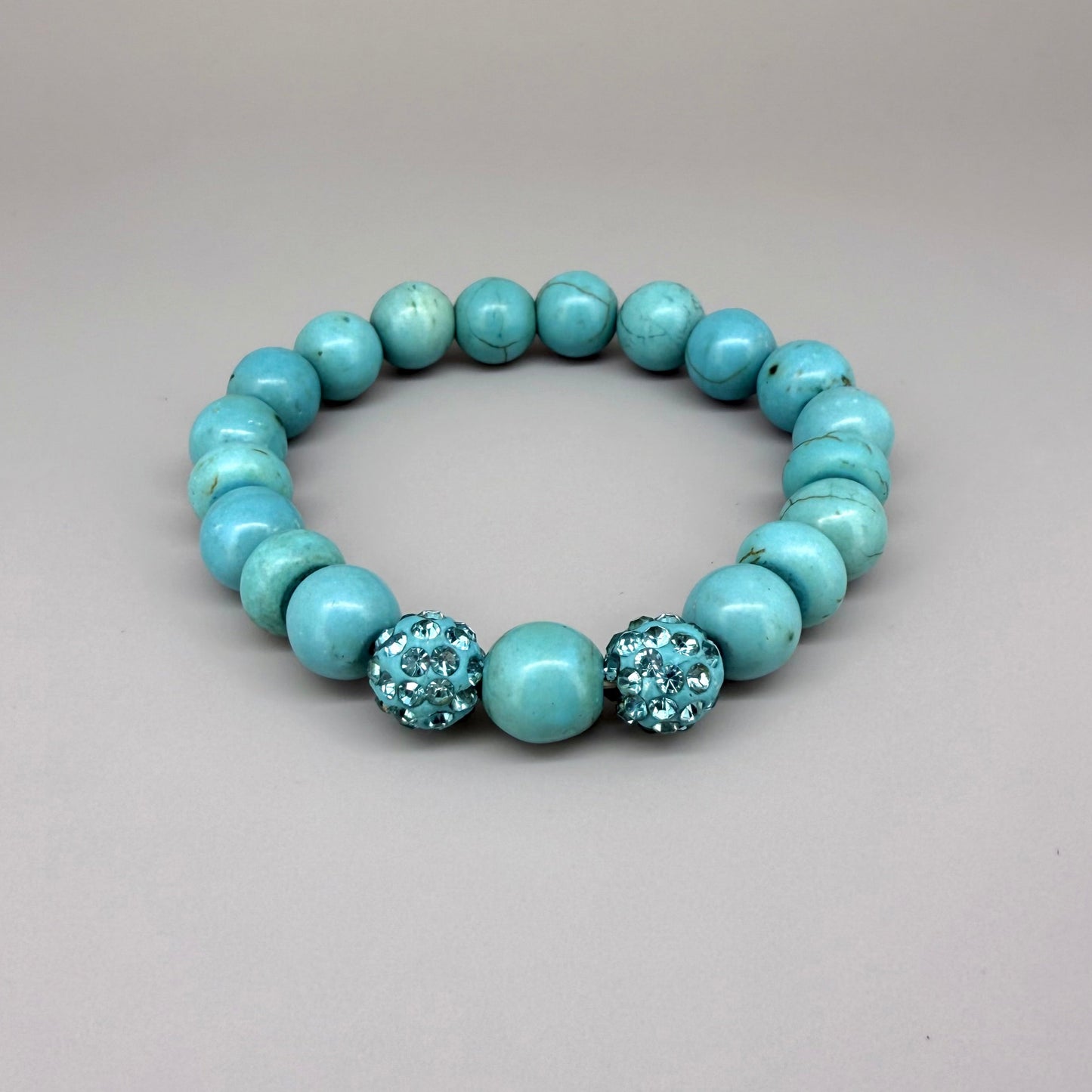 Howlite beaded bracelet, 18cm, white gemstone beads with grey veining and two sparkling accent beads on elastic stretch band.