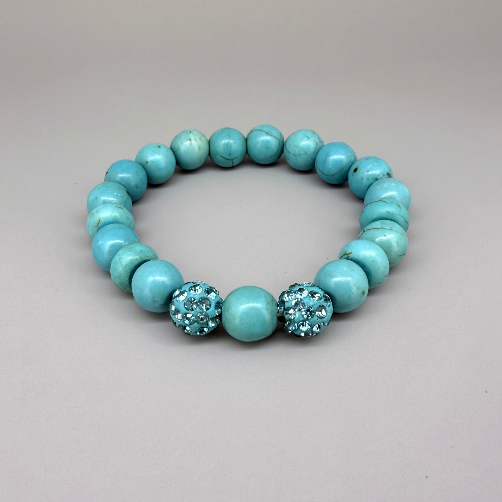 Howlite beaded bracelet, 18cm, white gemstone beads with grey veining and two sparkling accent beads on elastic stretch band.