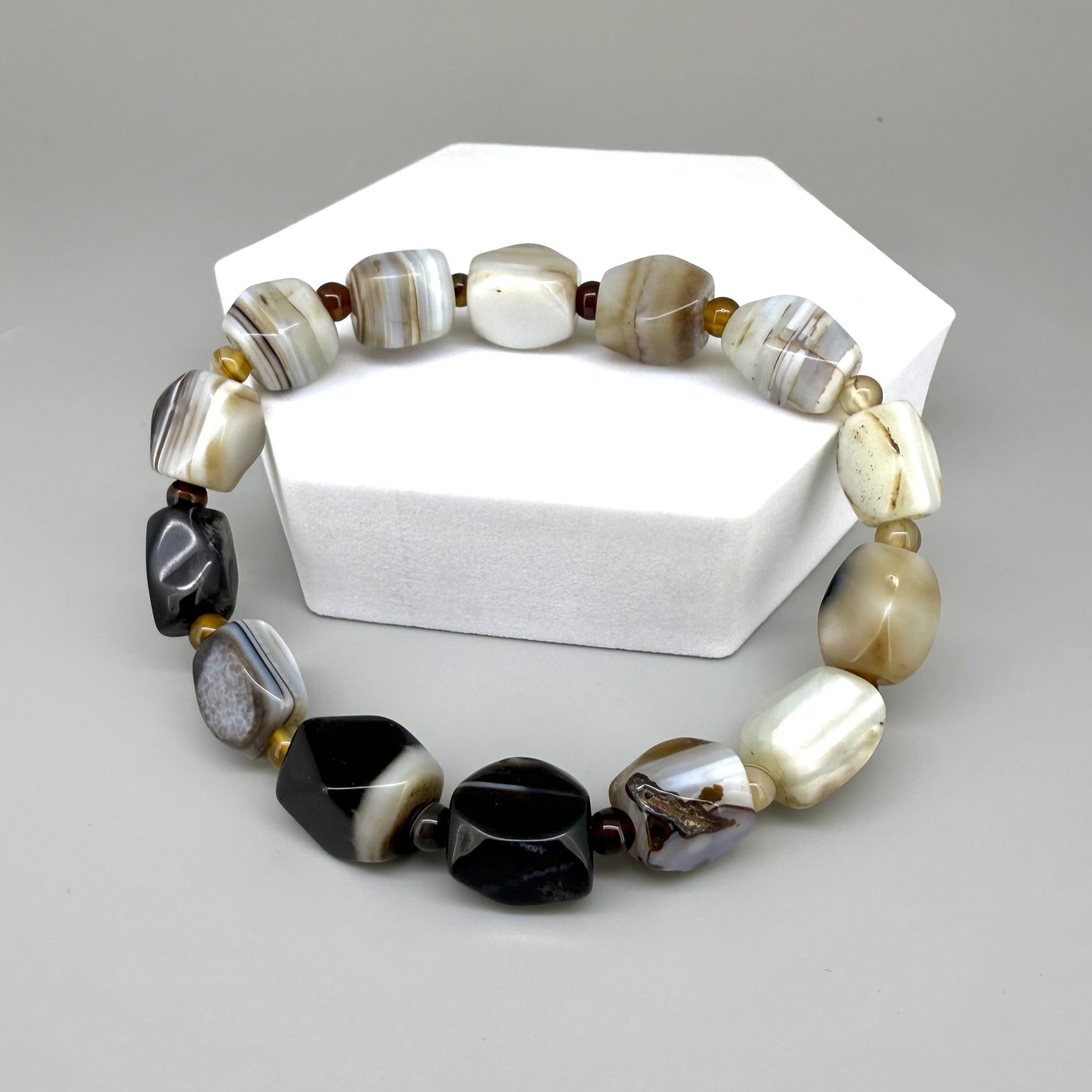 Agate beaded bracelet, 19cm, polished irregular beads in beige, brown, and black tones on elastic stretch band.