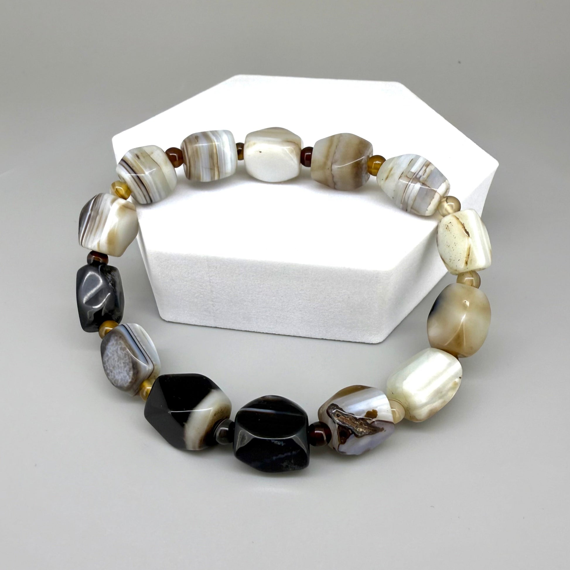 Agate beaded bracelet, 19cm, polished irregular beads in beige, brown, and black tones on elastic stretch band.