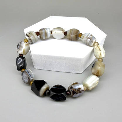 Agate beaded bracelet, 19cm, polished irregular beads in beige, brown, and black tones on elastic stretch band.