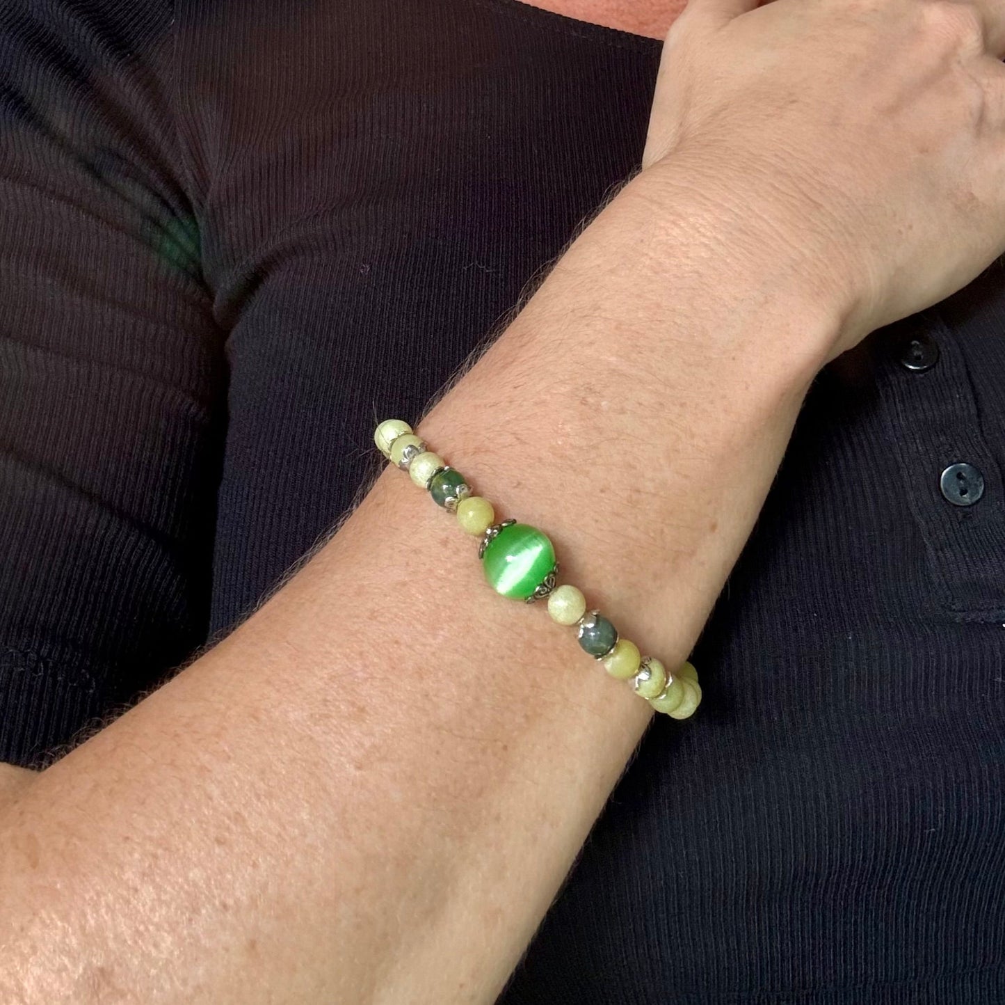 Yellow jade beaded bracelet, 18cm, with larger green jade focal bead on elastic stretch band.