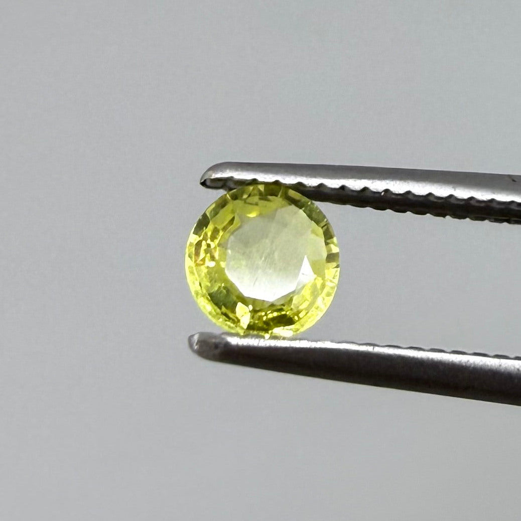 0.28 ct natural yellow sapphire from Bangkaja, round cut.