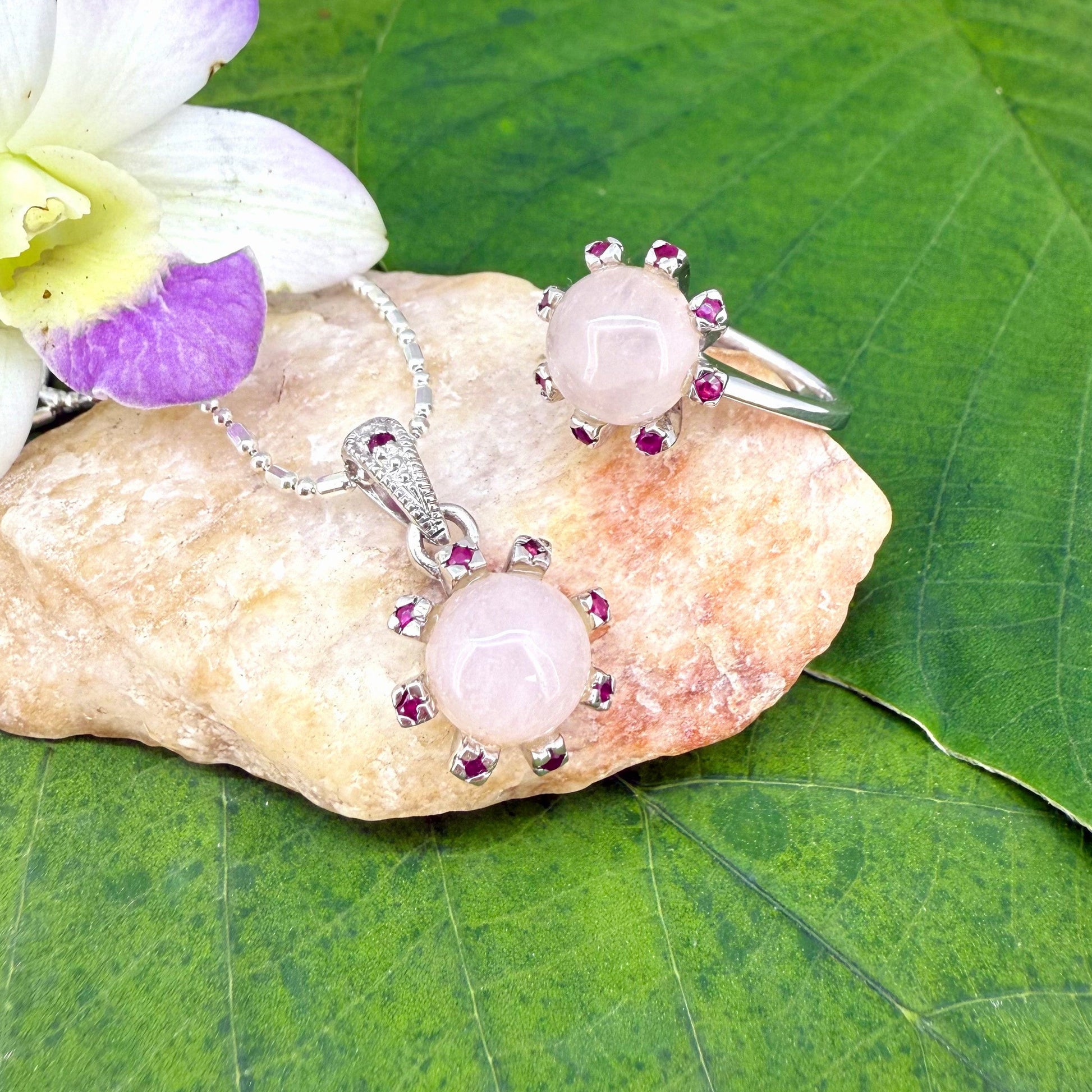 Handmade pendant with 4.02 ct rose quartz and 0.23 ct rubies, set in white-gold-plated sterling silver.