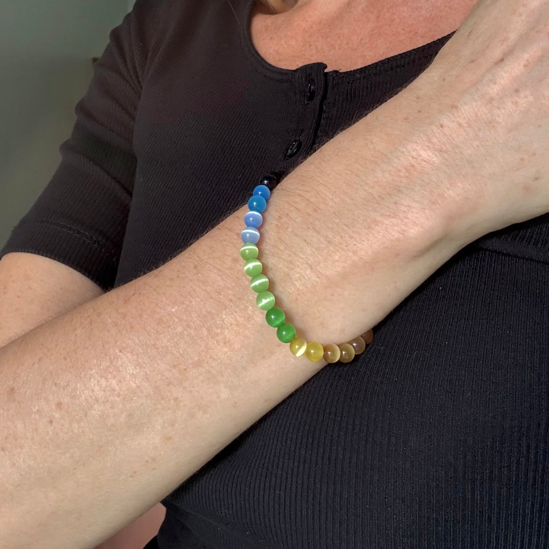 Cat’s Eye multicolor beaded bracelet, 18cm, natural gemstone beads with shimmering light effect on elastic stretch band.