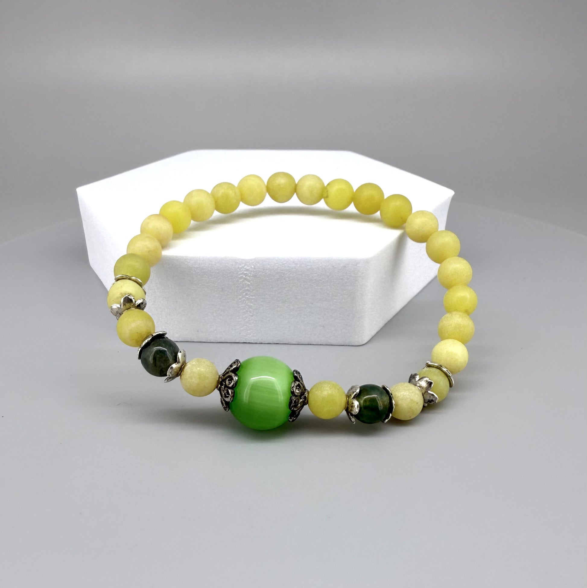 Yellow jade beaded bracelet, 18cm, with larger green jade focal bead on elastic stretch band.