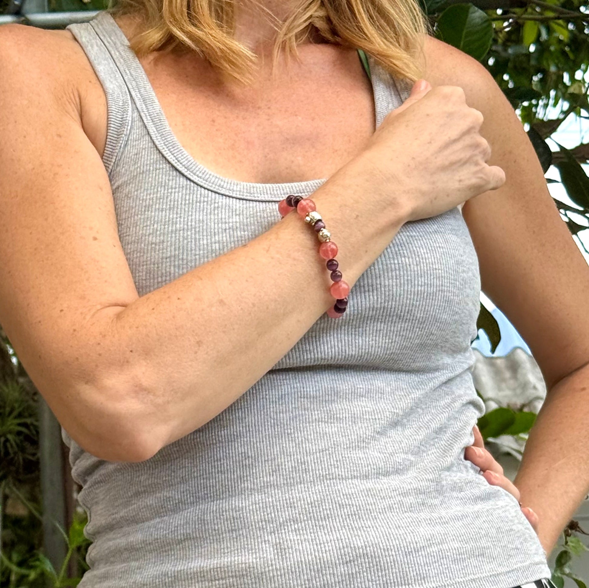 Cherry quartz and cat’s eye beaded bracelet, 18cm, pink and shimmering gemstone beads with two turtle accents on elastic stretch band.
