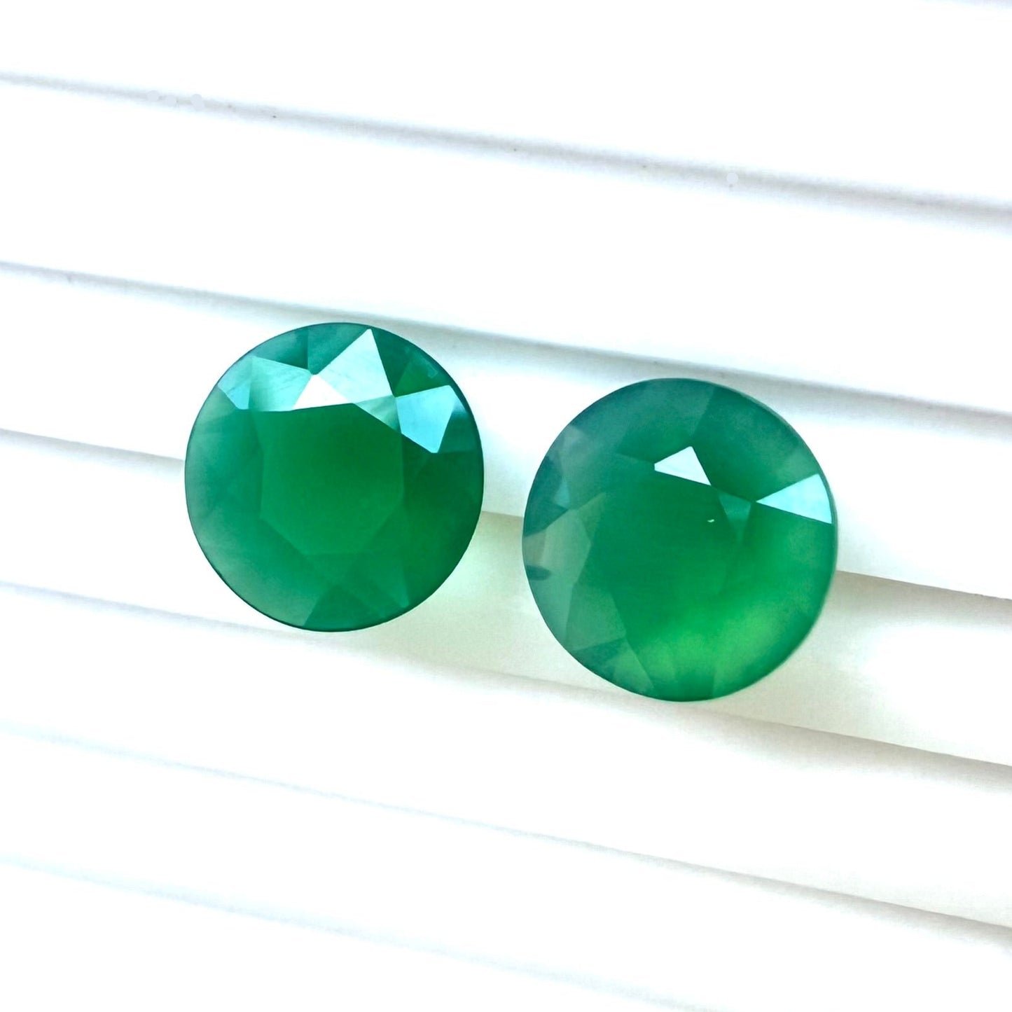 Grass Green Chalcedony Set Round 3.6 Ct