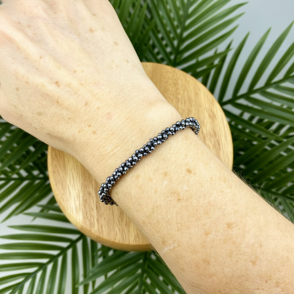 18 cm beaded bracelet made of polished natural agate in beige, honey, and cream tones, displayed on a palm-leaf background.