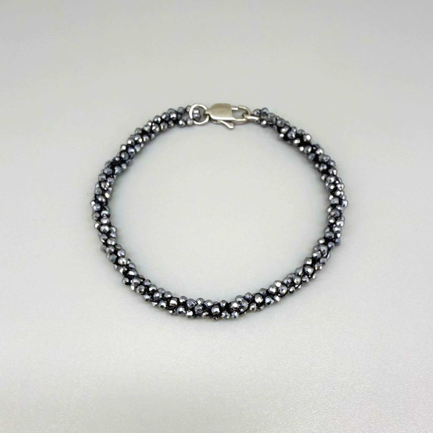 18 cm beaded bracelet made of polished natural agate in beige, honey, and cream tones, displayed on a palm-leaf background.