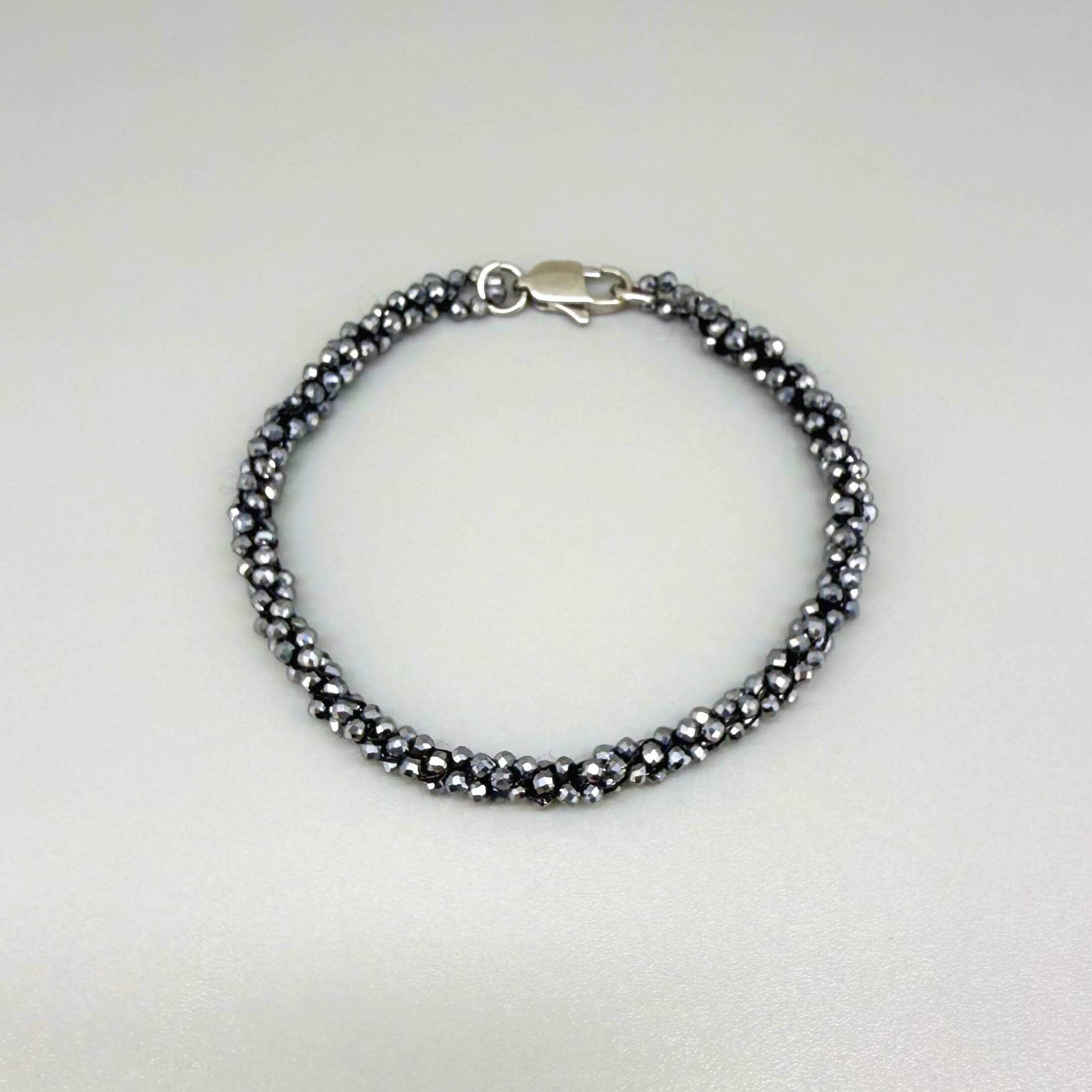 18 cm beaded bracelet made of polished natural agate in beige, honey, and cream tones, displayed on a palm-leaf background.