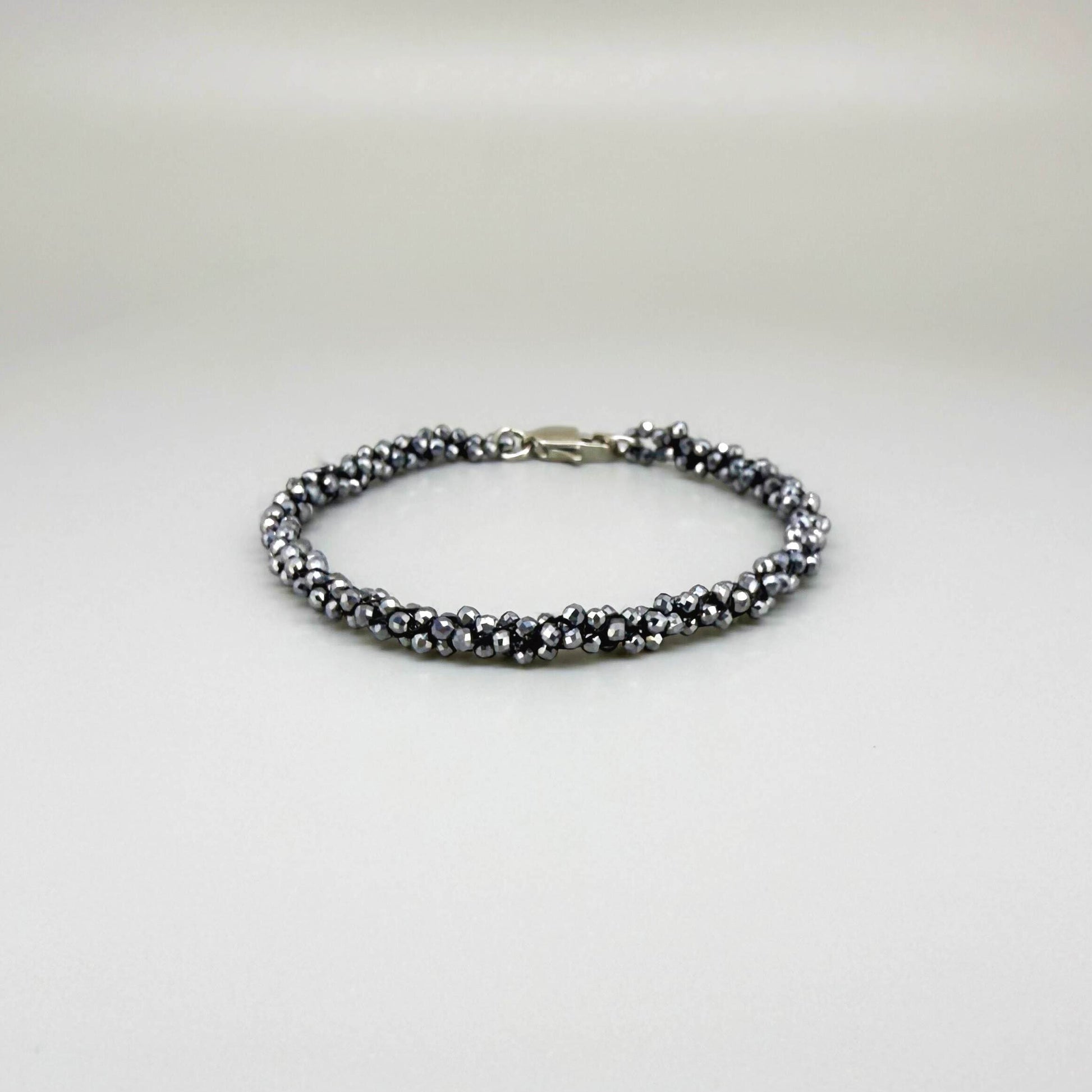 18 cm beaded bracelet made of polished natural agate in beige, honey, and cream tones, displayed on a palm-leaf background.