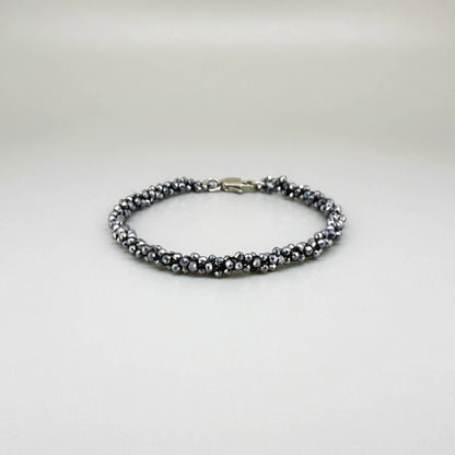 18 cm beaded bracelet made of polished natural agate in beige, honey, and cream tones, displayed on a palm-leaf background.