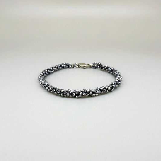 18 cm beaded bracelet made of polished natural agate in beige, honey, and cream tones, displayed on a palm-leaf background.