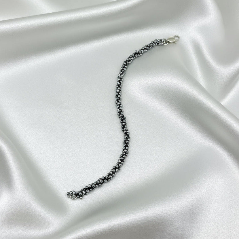 18 cm beaded bracelet made of polished natural agate in beige, honey, and cream tones, displayed on a palm-leaf background.