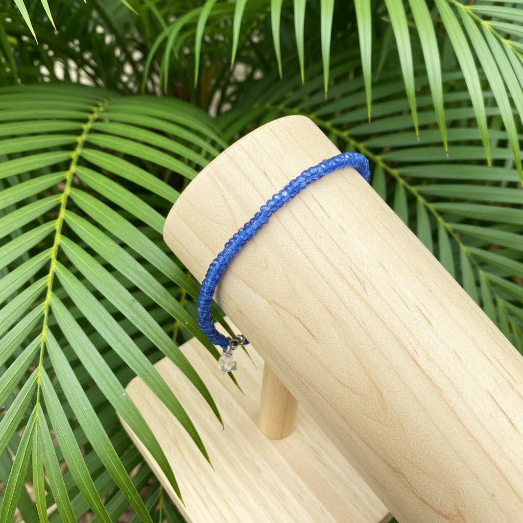 19 cm bracelet with faceted round blue quartz beads in soft sky-blue, finished with a lobster clasp.