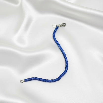 19 cm bracelet with faceted round blue quartz beads in soft sky-blue, finished with a lobster clasp.