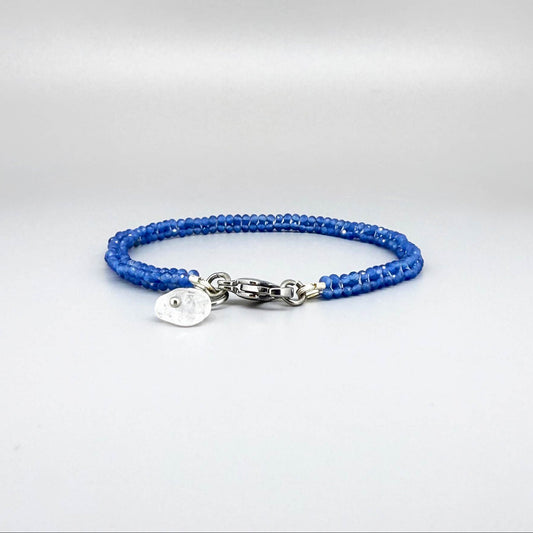 19 cm bracelet with faceted round blue quartz beads in soft sky-blue, finished with a lobster clasp.