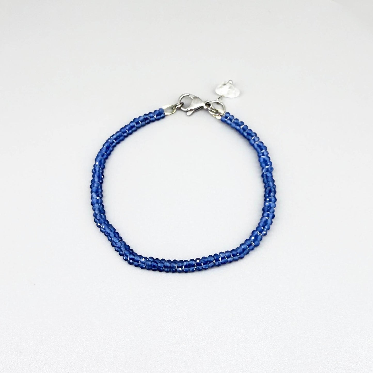 19 cm bracelet with faceted round blue quartz beads in soft sky-blue, finished with a lobster clasp.