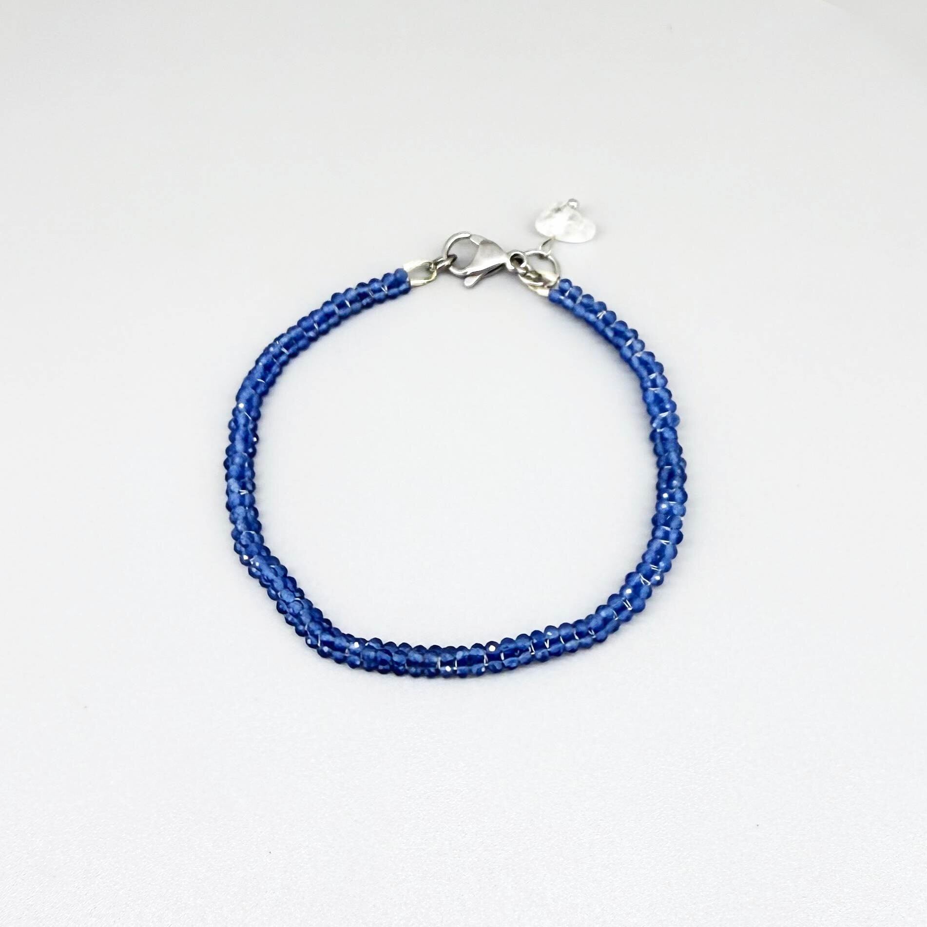 19 cm bracelet with faceted round blue quartz beads in soft sky-blue, finished with a lobster clasp.