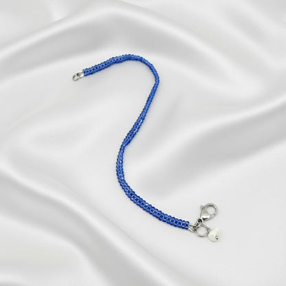 19 cm beaded bracelet with faceted round blue quartz beads in muted sky-blue, finished with a lobster clasp.